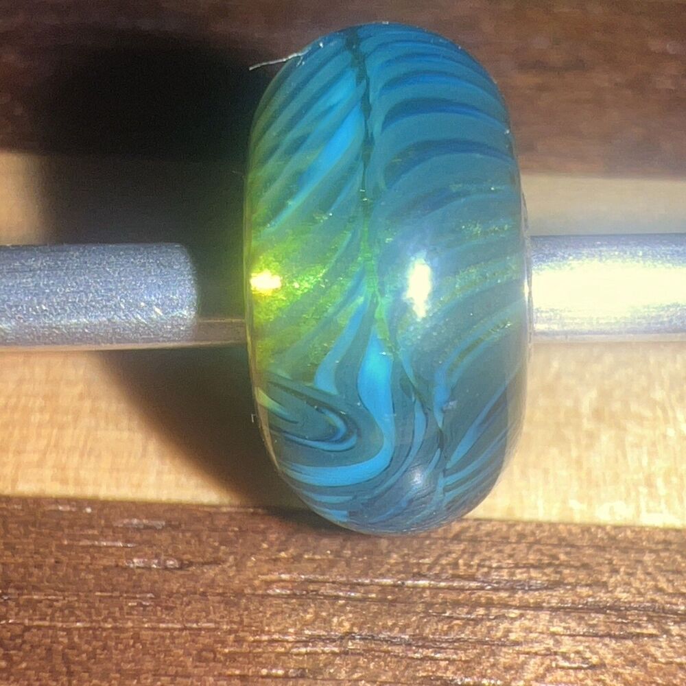 AUTHENTIC TROLLBEADS 61350 Blue-Green Feather Glass - Picture 2 of 4